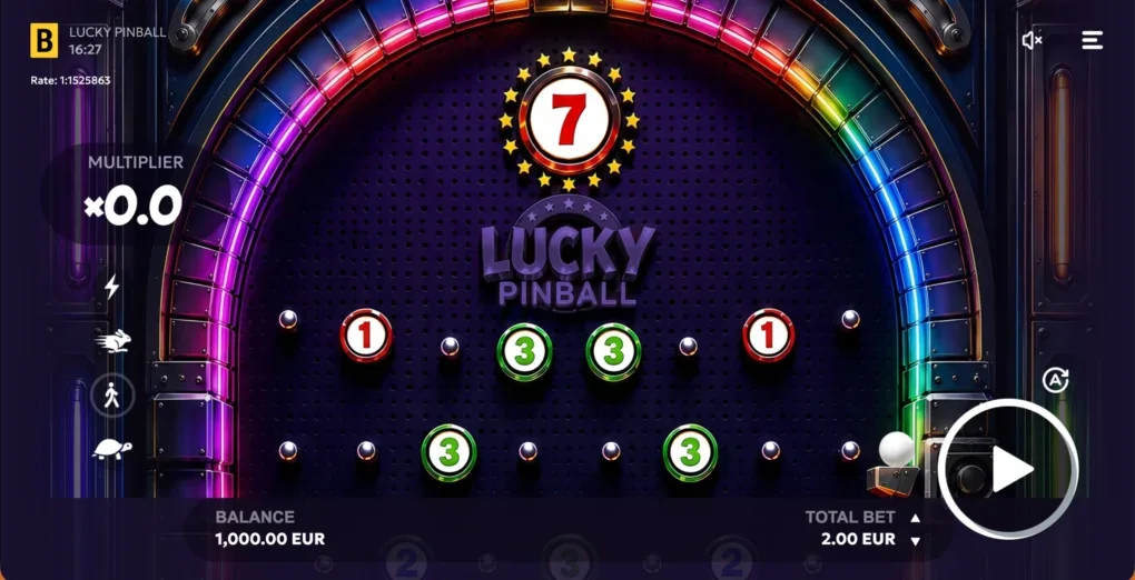 Lucky Pinball med mørkt neonbrett, grønne og røde treffpunkter, multiplikatorteller og kule klar ved startknappen.